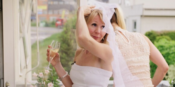 «Bloggerne»-profilen klippet brudekjolen i stykker: - Handler om å snu situasjonen